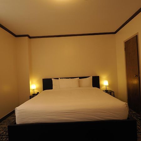Night Hotel Broadway New York Bagian luar foto